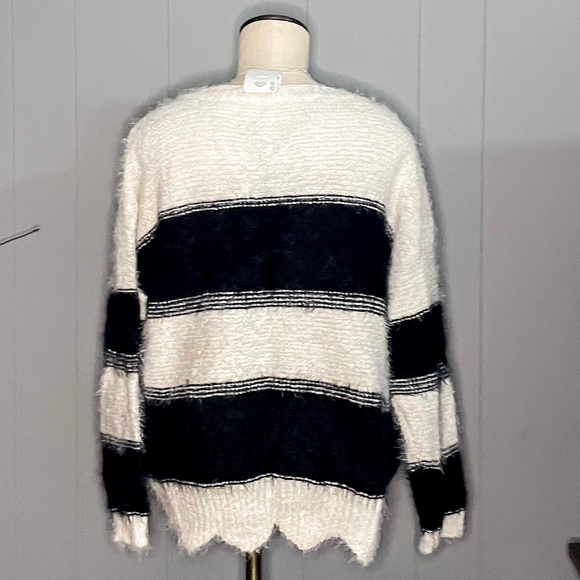 Filly flair blck and white sweater - Picture 3 of 5